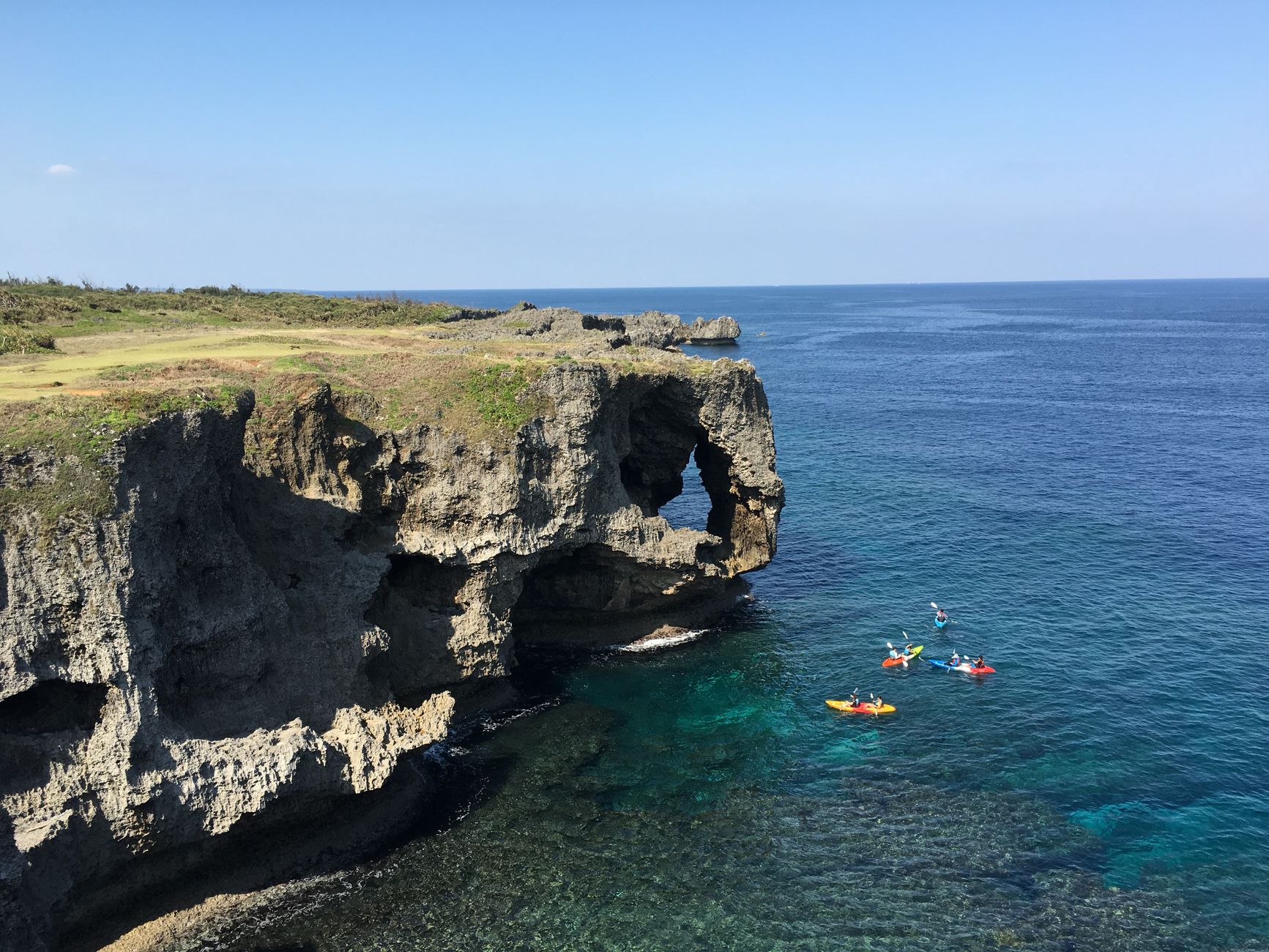 Kajaci uz stijene Marjana, tirkizno more